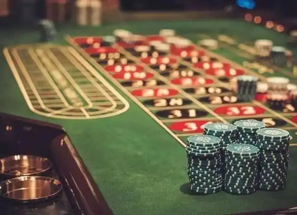 Live dealer in Money Train studio